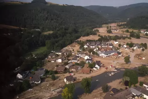 Wie hier in Insul im Landkreis Ahrweiler laufen vielerorts die Aufräumarbeiten in der Krisenregion. 