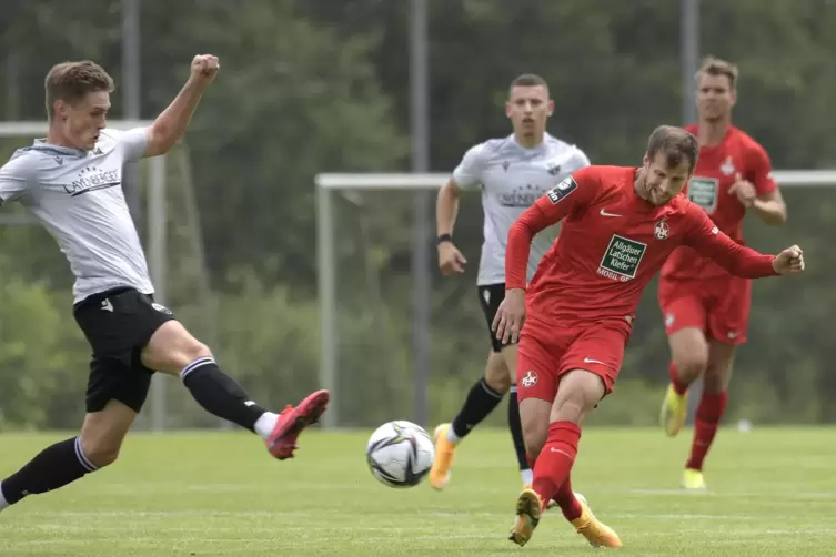 Schwungvoll: FCK-Linksverteidiger und Vizekapitän Hendrick Zuck (rechts); hier im Test gegen den SV Sandhausen und Ex-FCK-Kapitä