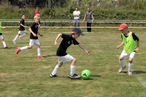 Ein Spielchen gehört dazu. Hinten an der Seitenlinie Pascal Arnold, Martin Ziegler und Florian Hemberger (von links). 