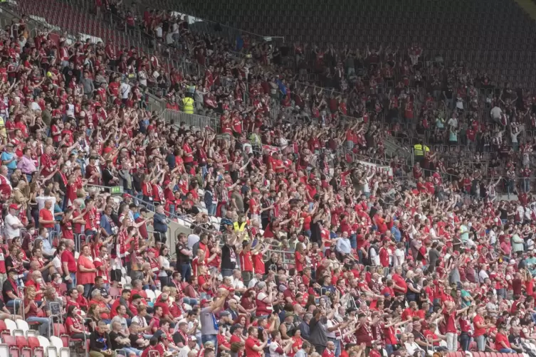 15.000 Personen durften am Samstag ins Stadion. tatsächlich standen 10.600 Fans 230 angereisten Gästen aus Braunschweig gegenübe