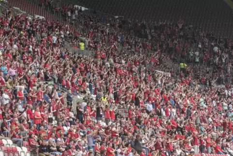 15.000 Personen durften am Samstag ins Stadion. tatsächlich standen 10.600 Fans 230 angereisten Gästen aus Braunschweig gegenübe