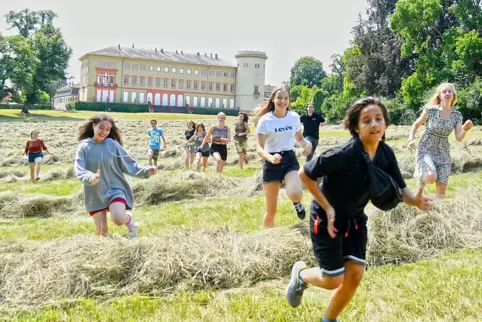 Bei den Proben sollen die jungen Schauspieler den Schlosspark mit allen Sinnen erfahren.