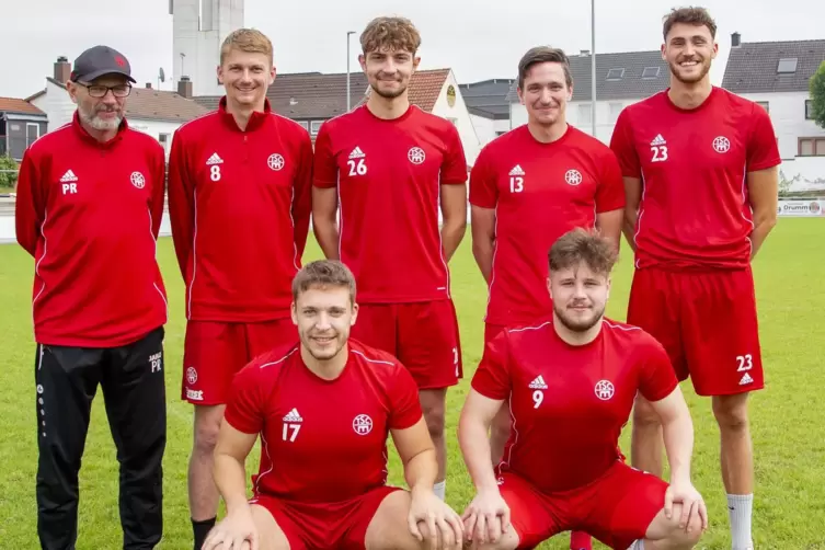  Trainer Peter Rubeck (links) mit seinen Neuen (von links): Jan Tüllner, Max Decker, Noel Weis, Erik Bischof, Jan-Patrick Buchhe