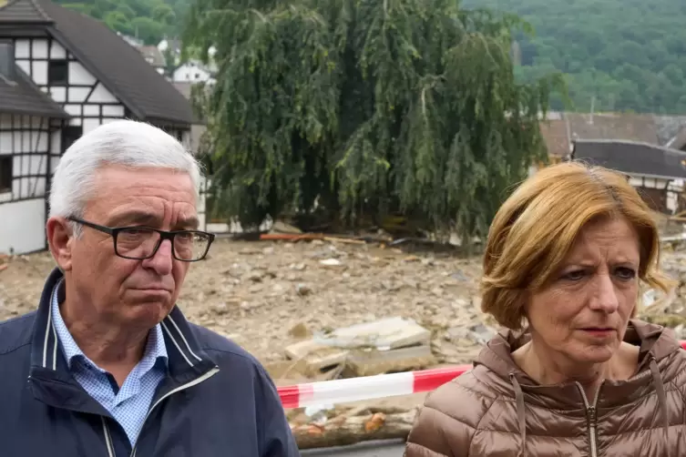 Innenminister Roger Lewentz und Ministerpräsidentin Malu Dreyer bei einem Besuch vergangene Woche in Ahrweiler. 