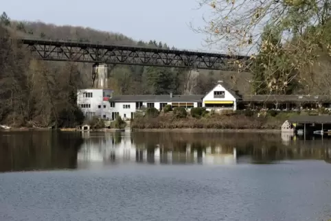 In der Nähe des Eiswoogs führt die längste und höchste Eisenbahnbrücke der Pfalz über das Eistal. Der neue Haltepunkt Eiswoog wu