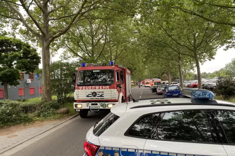 In der gesperrten Mannheimer Straße standen die Einsatzkräfte bereit. 