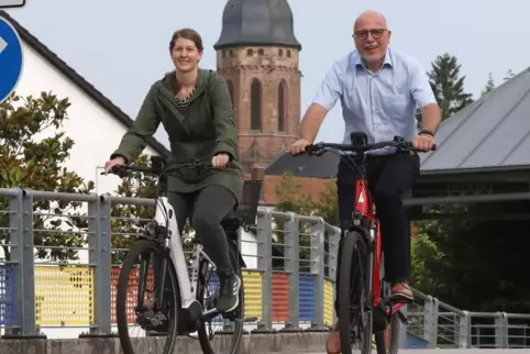 Zwei die vorausradeln: Verbandsgemeinde-Bürgermeister Volker Poß und Klimaschutzmanagerin Victoria Singler – hier auf E-Bikes. I