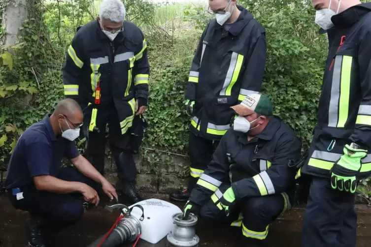 Ein Schwimmsauger im Einsatz bei der Feuerwehr Bellheim. 