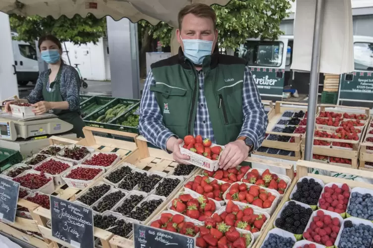 Obst und Gemüse bringen Dirk und Sarah Schreiber mit auf den Wochenmarkt. Am Stand bedienen gerade Lukas Zell und Michelle Klein