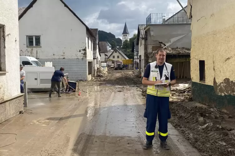 Der THW-Ehrenamtliche Michael Spellmeyer ist in Schuld – mitten im Katastrophengebiet. Derzeit arbeitet er an fließendem Wasser.