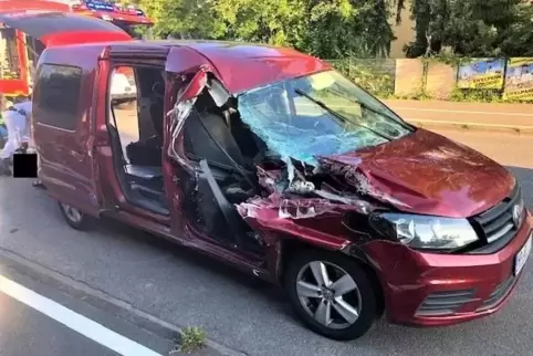 Der VW-Caddy prallte gegen ein Lkw-Heck. Die Beifahrerin wurde dabei tödlich verletzt. 