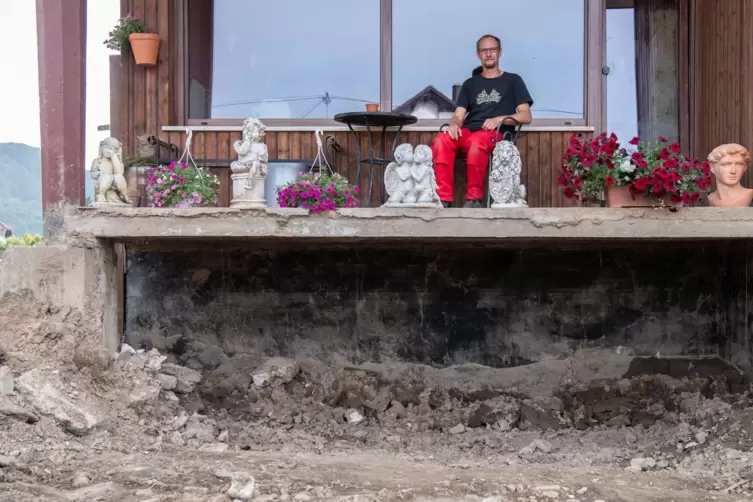 Daniel Schmitz sitzt in Insul auf dem Balkon seiner durch die Flut zerstörten Wohnung. 