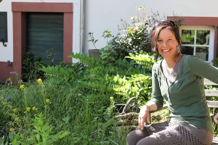 Katja Friedrich in ihrem Garten in Höheischweiler.