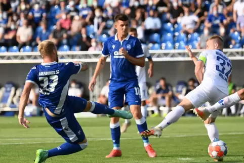 Der Karlsruher Philipp Hofmann (links) erzielt den Treffer zum 1:0. Der Darmstädter Fabian Holland kann das nicht verhindern.