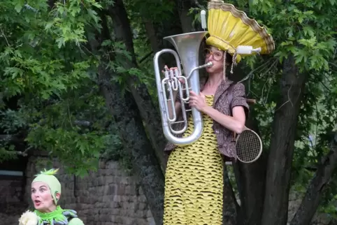 Wirbelten gemeinsam durch den Park: Beatrice Hutter (links) als „Blum“ und Daniela Daub als „Bien“. 