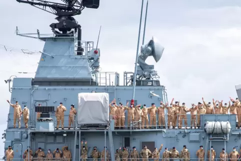 Wilhelmshaven: Die Besatzung der Fregatte „Bayern“ winkt von Bord. 