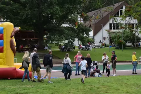 Die jüngsten Besucher hatten auf der Hüpfburg auf dem Gelände der Heilsbach ihren Spaß. 