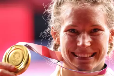 So strahlt eine Oympiasiegerin: Aline Rotter-Focken zeigt ihre Goldmedaille. 