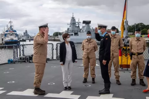 Verteidigungsministerin Annegret Kramp-Karrenbauer verabschiedete die Fregatte und deren Besatzung.