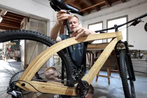 Als Meisterstück hat Yannik Mosthaf einen hölzernen Fahrradrahmen gebaut. 