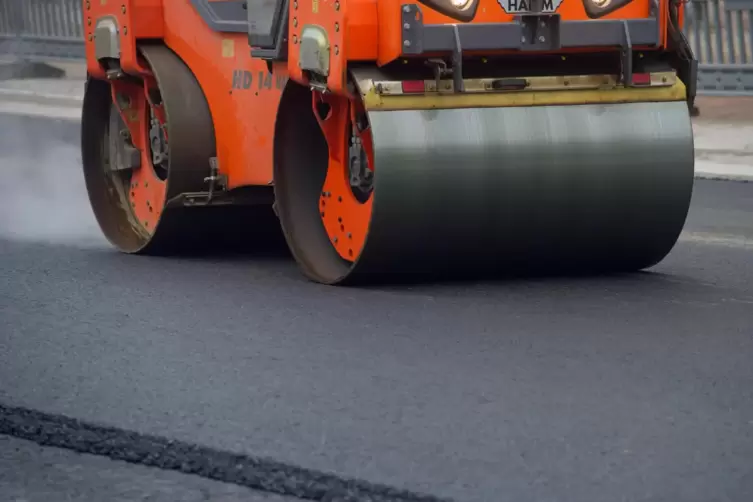 Die Ausfahrt der Richtungsfahrbahn Saarlouis wird ausgebessert. 