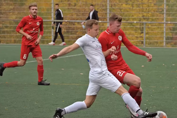 Lasse Peper (rechts), hier im Duell im Oktober 2020 mit Sebastian Schmidt vom FV Freinsheim, hat im Test gegen Landesligist Bill