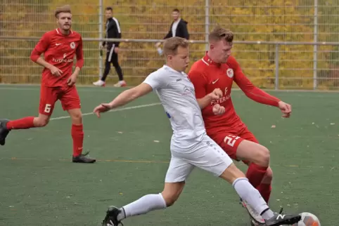 Lasse Peper (rechts), hier im Duell im Oktober 2020 mit Sebastian Schmidt vom FV Freinsheim, hat im Test gegen Landesligist Bill