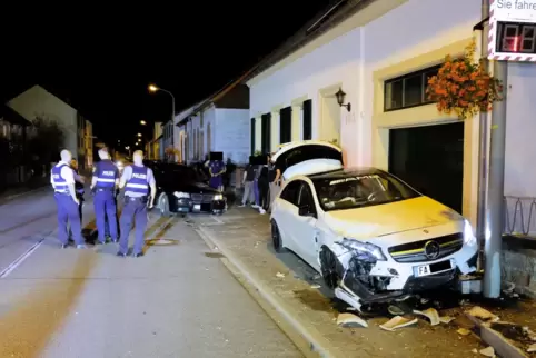 Der Unfall im Sommer 2019 in Mittelbach ging glimpflich aus. Der weiße Mercedes zerstörte eine Betontreppe und schob die Trümmer