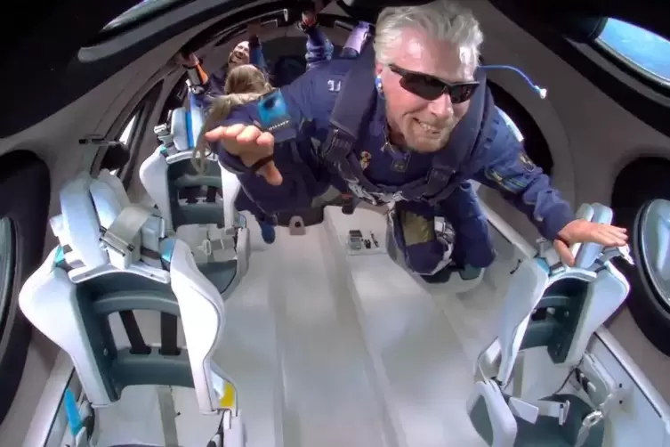 Richard Branson während der Schwerelosigkeit an Bord seiner „VSS Unity“.