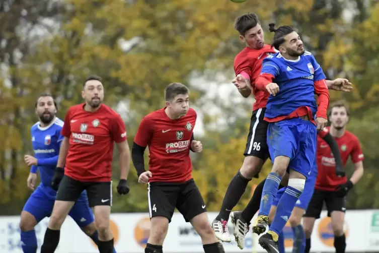 Der FC Arminia Ludwigshafen III, im Bild mit Sandro Gerbes im Kopfballduell gegen Evren Tuerkay (SG Edigheim), spielt künftig un