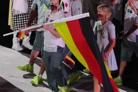 Ein Novum: Laura Ludwig (rechts) und Patrick Hausding präsentieren bei der Eröffnungsfeier gemeinsam die deutsche Fahne.