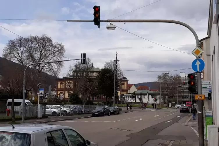 Wird technisch aufgerüstet: die Ampel Ecke Landauer- und Hohenzollernstraße. 