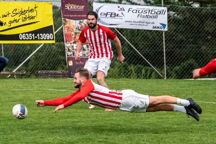 Voller Einsatz: Ricardo Happersberger fliegt regelrecht bei der Ballannahme.