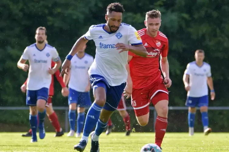 Auf dem Weg zum 4:0: Salif Cissé, der Tim-Frederik Lange locker abschüttelt. 