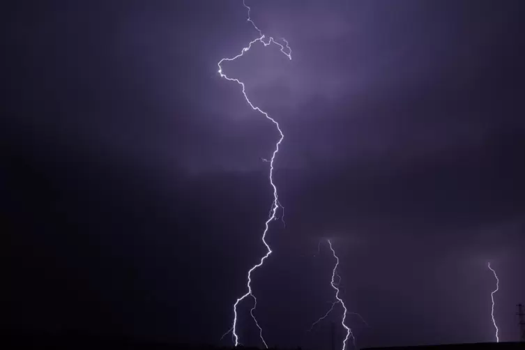 Nach einem Blitzeinschlag waren am Sonntag mehrere Gemeinden zeitweise ohne Strom 