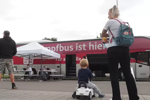 Viele Impflinge kamen gezielt zum Impfbus vorm Hornbacher Wasgau-Markt. Dass Leute sich spontan nach dem Einkauf das Anti-Corona