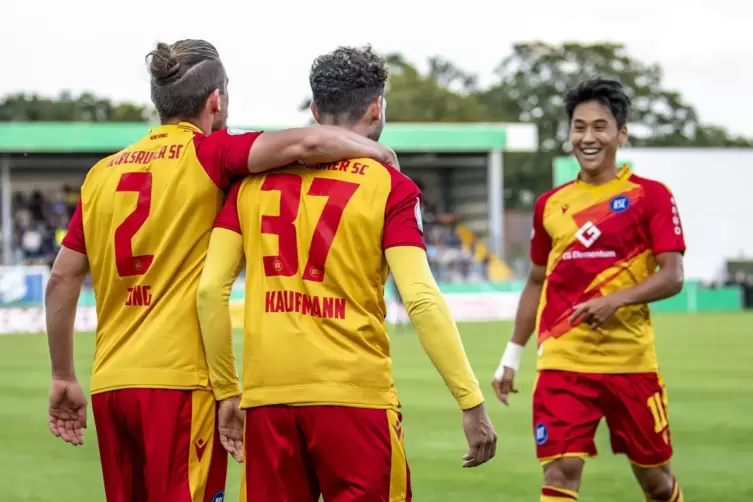 Klare Sache für den Favoriten: Karlsruhes Sebastian Jung, Fabio Kaufmann und Kyoung-rok Choi (von links) jubeln nach dem Tor zum