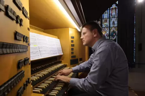 Diesmal an der Kleuker-Orgel in der Gedächtniskirche: Helmut Walter, seit frühester Jugend Organist in der Dreifaltigkeitskirche