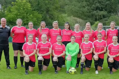 Trainer Udo Entenmann (hinten links) und seine Frauen beim SC Stambach. Neben ihm (von links) Melanie Boßlet, Sophie Ritter, Lau