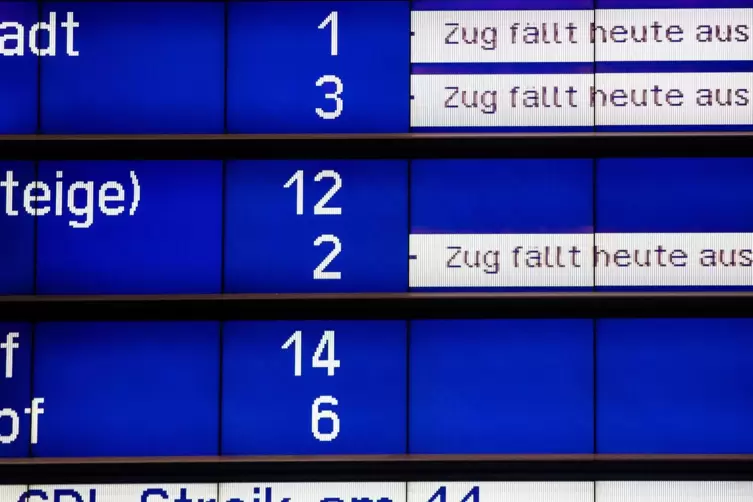 Im Bahnverkehr in Rheinland-Pfalz gibt es durch den Streik der Lokführer am Mittwoch massive Einschränkungen. Pendler müssten si