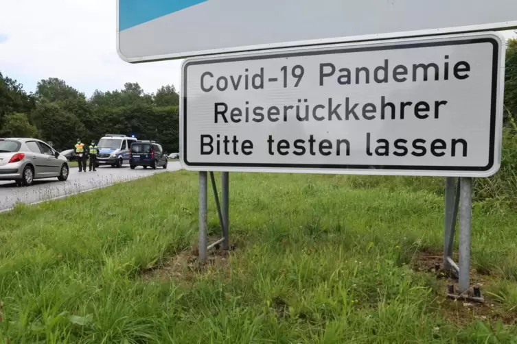 „Vereinzelt“ sind unter den Neuinfizierten auch Reiserückkehrer – den Anstieg der Zahlen erklärt das nach Darstellung der Gesund