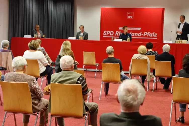  Gesundheitsminister Clemens Hoch (rechts) saß in der Donnersberghalle zusammen mit (v.re). Matthias Mieves, Josef Gaida und Mic