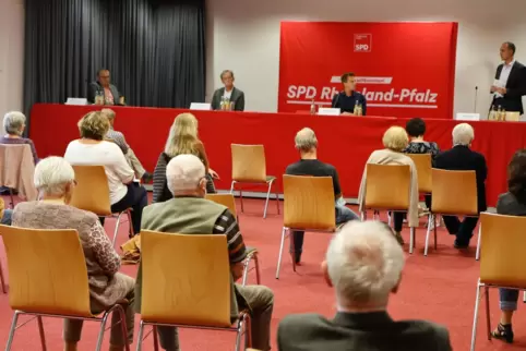  Gesundheitsminister Clemens Hoch (rechts) saß in der Donnersberghalle zusammen mit (v.re). Matthias Mieves, Josef Gaida und Mic