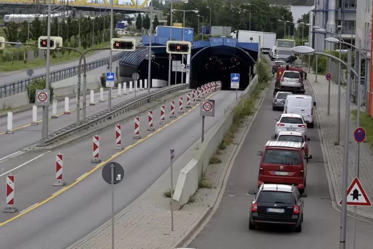 Die Röhren sind dicht, auf den Ausweichrouten kollabiert zunächst der Verkehr: der Eingang zum Mannheimer Fahrlachtunnel nach se