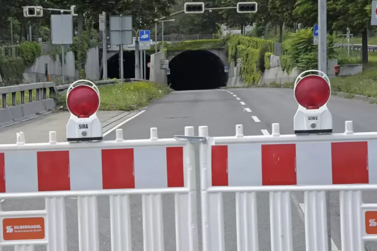 Wurde jetzt kurzfristig geschlossen, weil seine Sicherheitstechnik gegen 15 Jahre alte Regeln verstößt: Fahrlachtunnel in Mannhe