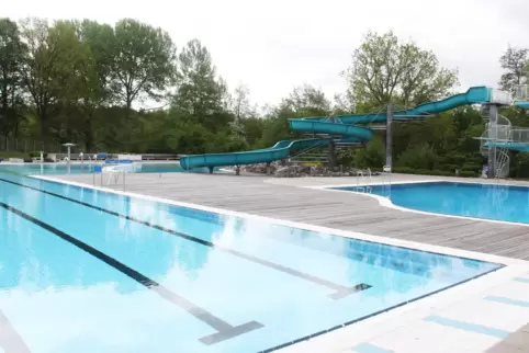 Leeres Becken: Das schlechte Wetter verhagelt die Badesaison im Freizeitbad Azur.