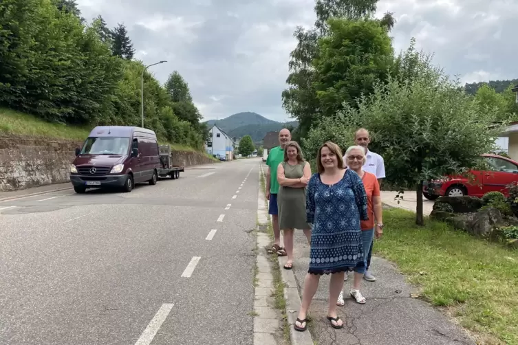 22 Anwohner der Hauptstraße haben sich zusammengeschlossen, um für eine Verkehrsberuhigung zu kämpfen. Hier stellvertretend von 