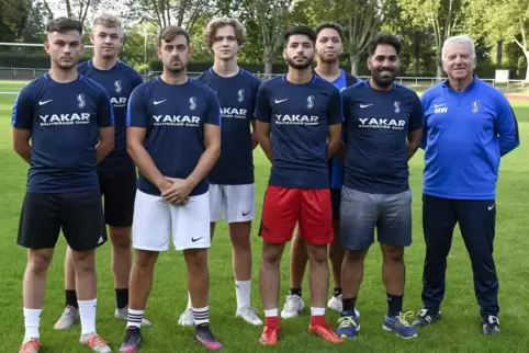 VfR-Trainer Martin Wohlschlegel (rechts) setzt auf die Jugend. Er freut sich über seine Neuzugänge (von links) Felix Weiß, Chris