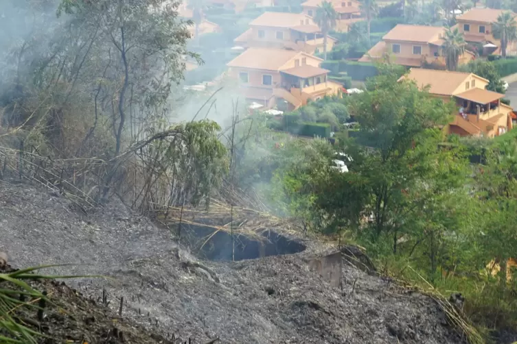 Rauch steht in einem Waldbrandgebiet im italienischen Kalabrien.