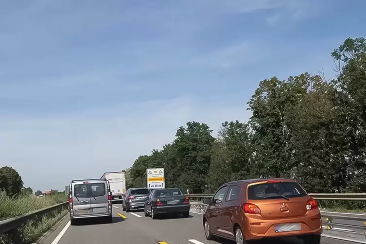 A61 bei Speyer: Gelbe Fahrbahnmarkierungen wurden bereits aufgebracht. 